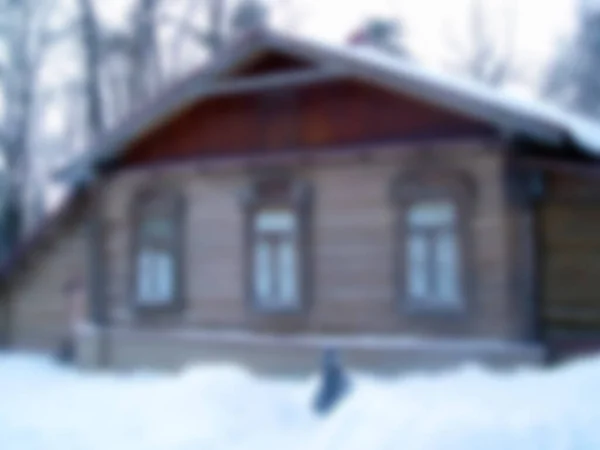 冬の自然の中で小さな木造の家 背景のぼやけた画像 — ストック写真
