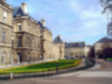 Odaklanamayan fotoğrafçılık. Paris 'te güneşli bir bahar günü. Fransa 'nın mimarisi. Tasarımınız için kopya alanı ile bulanık arkaplan.