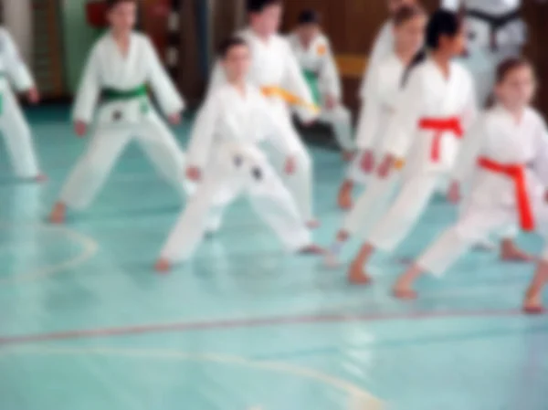 Rozkojarzona Fotografia Dzieciaki Trenują Karate Zamazane Tło Miejscem Kopiowania Dla — Zdjęcie stockowe