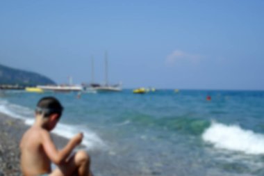 Odaklanamayan fotoğrafçılık. Denizde dinlenmek, Türkiye 'nin Akdeniz kıyısında, Kemer' in Antalya ilinde tatil yapmak. Tasarımınız için bulanık arkaplan kopyalama alanı