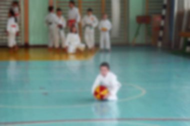 Odaklanamayan fotoğrafçılık. Çocuklar karate eğitimi alıyor. Tasarımınız için kopya alanı ile bulanık arkaplan.