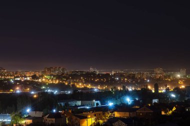 Gece şehri. Büyük şehir ışıkları. Gece gökyüzü. Fener ışığı.
