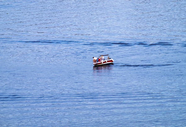 Boot Auf Dem Fluss Blaues Wasser Die Sommerhitze — Stockfoto