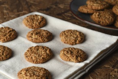 Ahşap Arka Plan ile Çanak Sağlıklı Avena Çerezler