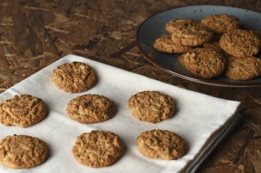 Ahşap Arka Plan ile Çanak Sağlıklı Avena Çerezler