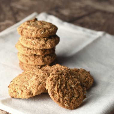 Ahşap Arka Plan ile Çanak Sağlıklı Avena Çerezler