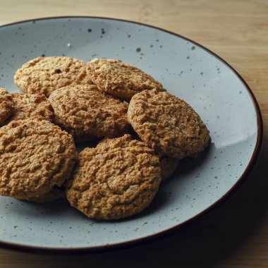 Ahşap Arka Plan ile Çanak Sağlıklı Avena Çerezler