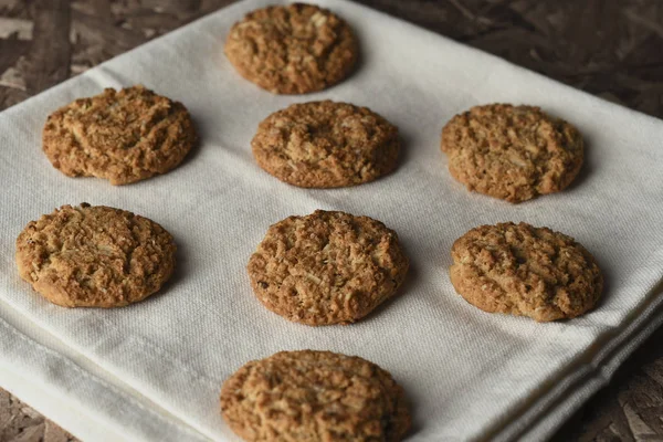 Ahşap Arka Plan ile Çanak Sağlıklı Avena Çerezler