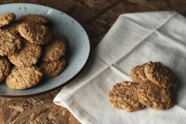 Ahşap Arka Plan ile Çanak Sağlıklı Avena Çerezler