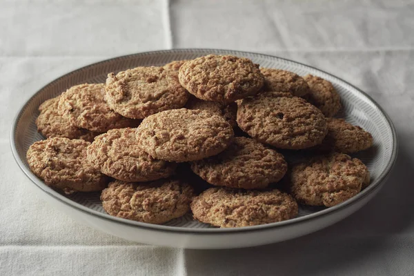 Ahşap Arka Plan ile Çanak Sağlıklı Avena Çerezler