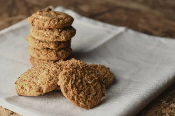 Ahşap Arka Plan ile Çanak Sağlıklı Avena Çerezler