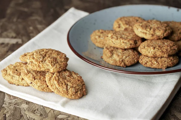 Ahşap Arka Plan ile Çanak Sağlıklı Avena Çerezler