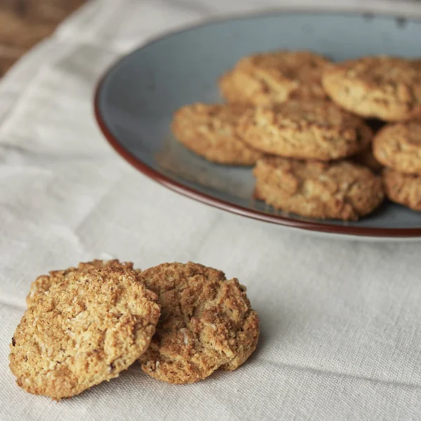 Ahşap Arka Plan ile Çanak Sağlıklı Avena Çerezler