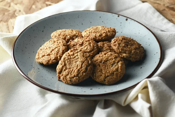 Ahşap Arka Plan ile Çanak Sağlıklı Avena Çerezler