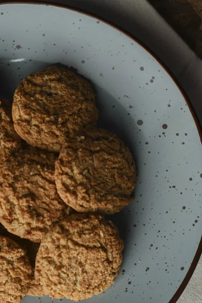 Ahşap Arka Plan ile Çanak Sağlıklı Avena Çerezler