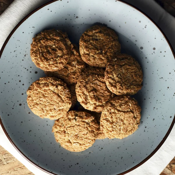 Ahşap Arka Plan ile Çanak Sağlıklı Avena Çerezler