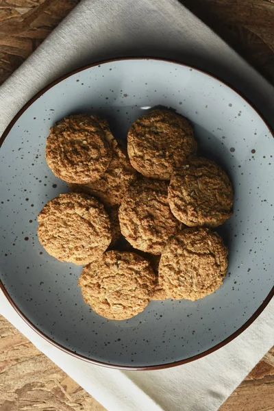 Ahşap Arka Plan ile Çanak Sağlıklı Avena Çerezler