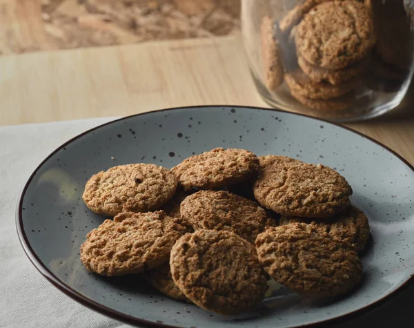 Ahşap Arka Plan ile Çanak Sağlıklı Avena Çerezler