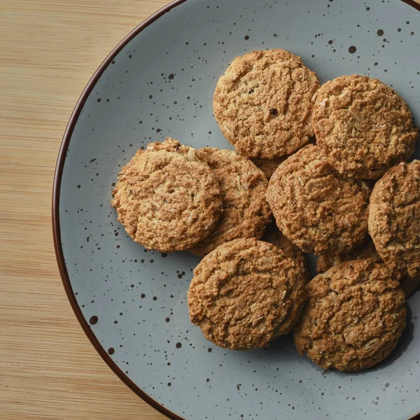 Ahşap Arka Plan ile Çanak Sağlıklı Avena Çerezler