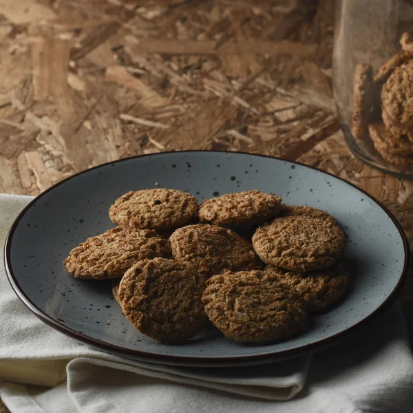 Ahşap Arka Plan ile Çanak Sağlıklı Avena Çerezler