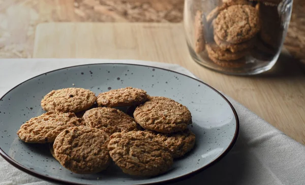 Ahşap Arka Plan ile Çanak Sağlıklı Avena Çerezler