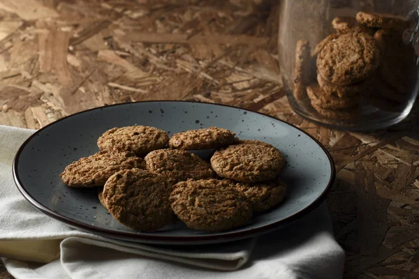 Ahşap Arka Plan ile Çanak Sağlıklı Avena Çerezler