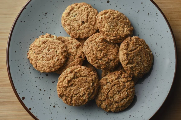 Ahşap Arka Plan ile Çanak Sağlıklı Avena Çerezler