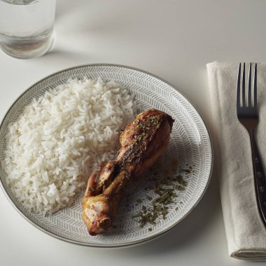 beyaz masa veya ahşap masa ve beyaz arka plan üzerinde plaka üzerinde tavuk eti ile beyaz pirinç