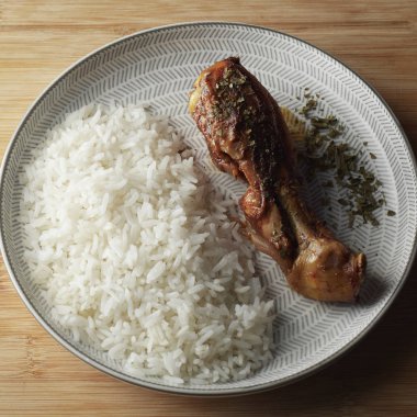 beyaz masa veya ahşap masa ve beyaz arka plan üzerinde plaka üzerinde tavuk eti ile beyaz pirinç