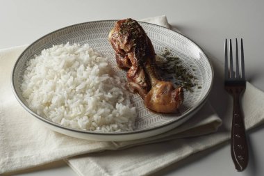 beyaz masa veya ahşap masa ve beyaz arka plan üzerinde plaka üzerinde tavuk eti ile beyaz pirinç