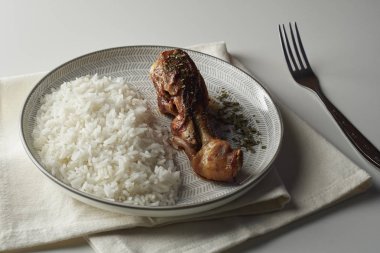 beyaz masa veya ahşap masa ve beyaz arka plan üzerinde plaka üzerinde tavuk eti ile beyaz pirinç