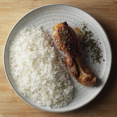 beyaz masa veya ahşap masa ve beyaz arka plan üzerinde plaka üzerinde tavuk eti ile beyaz pirinç