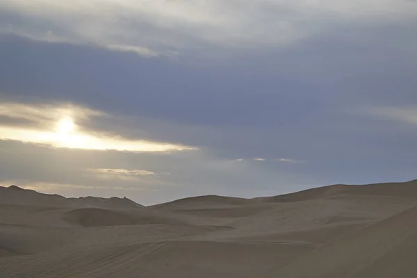 Kumlu, güneşli yaz günü, Peru ve kum tepeleri olan turistik çöl manzarası.