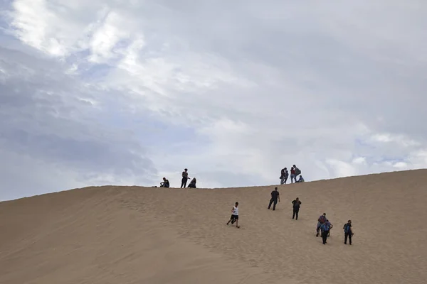 Kumlu, güneşli yaz günü, Peru ve kum tepeleri olan turistik çöl manzarası.
