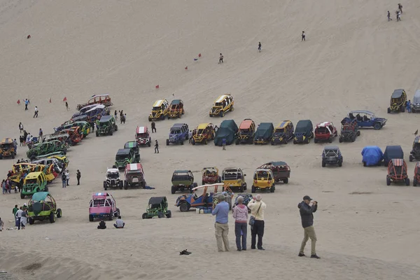 4x4 Huacachina Çölü, güneşli bir gün.