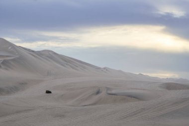 4x4 Huacachina Çölü, güneşli bir gün.