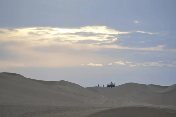 4x4 Huacachina Çölü, güneşli bir gün.