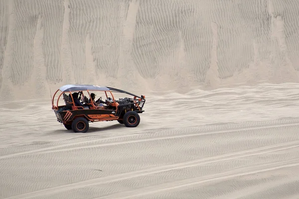 4x4 Huacachina Çölü, güneşli bir gün.