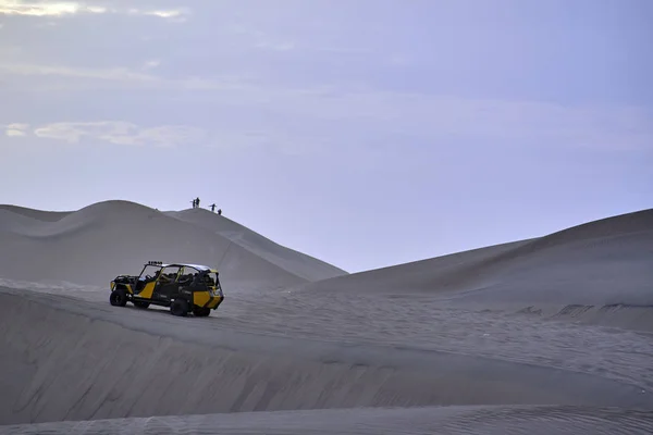 4x4 Huacachina Çölü, güneşli bir gün.