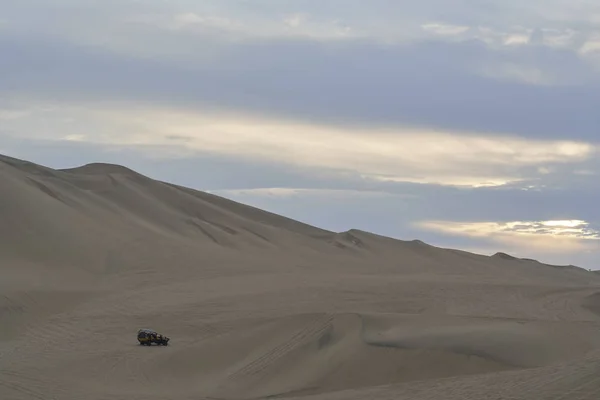 4x4 Huacachina Çölü, güneşli bir gün.