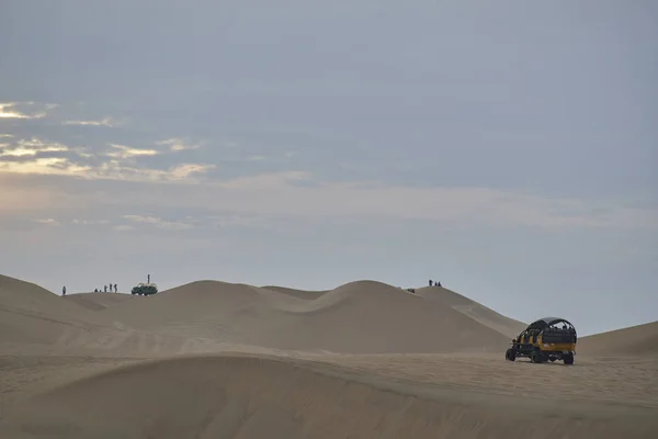 4x4 Huacachina Çölü, güneşli bir gün.