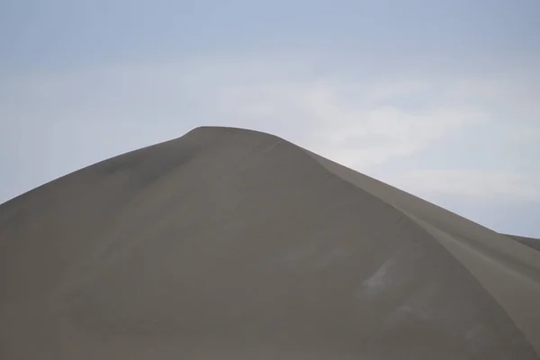 Kumlu, güneşli yaz günü, Peru ve kum tepeleri olan turistik çöl manzarası.