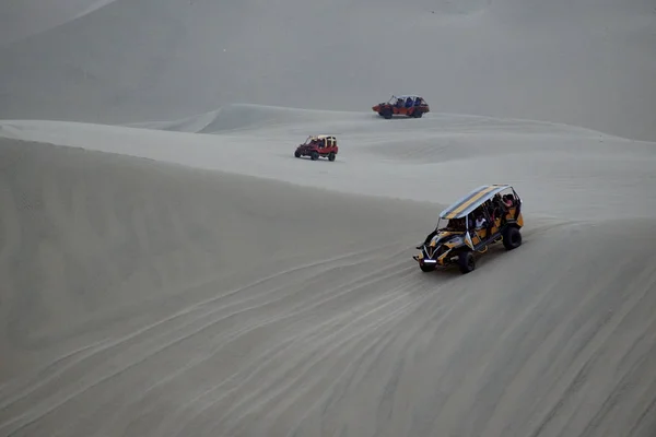 4x4 Huacachina Çölü, güneşli bir gün.