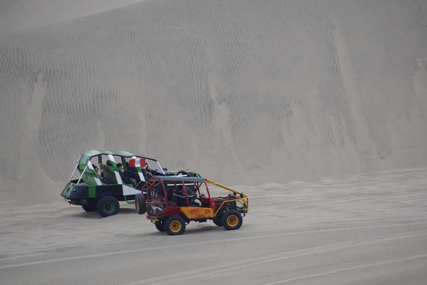 4x4 Huacachina Çölü, güneşli bir gün.