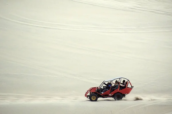 4x4 Huacachina Çölü, güneşli bir gün.