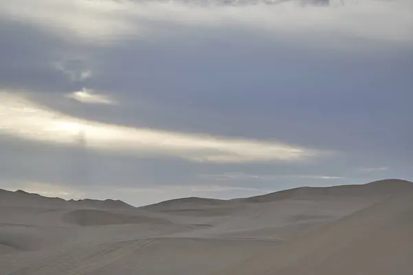 Kumlu, güneşli yaz günü, Peru ve kum tepeleri olan turistik çöl manzarası.
