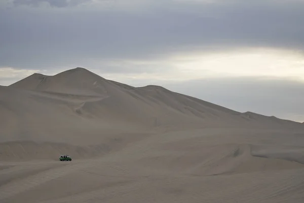 4x4 Huacachina Çölü, güneşli bir gün.