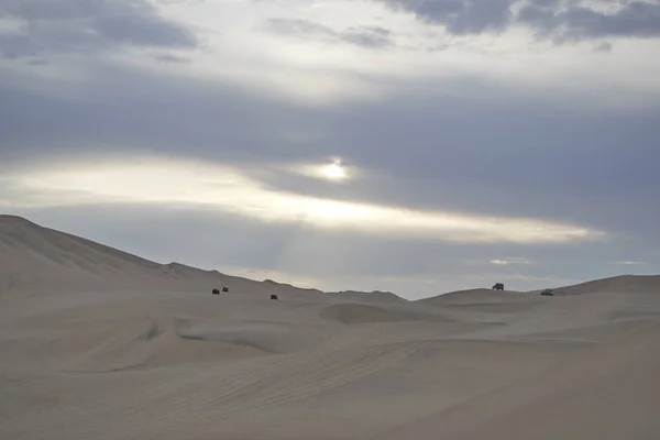 4x4 Huacachina Çölü, güneşli bir gün.