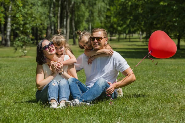 Keluarga Muda Yang Bahagia Beristirahat Taman Sambil Duduk Atas Rumput — Stok Foto