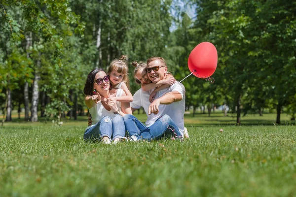 Giovane Famiglia Felice Riposo Nel Parco Seduto Erba — Foto Stock